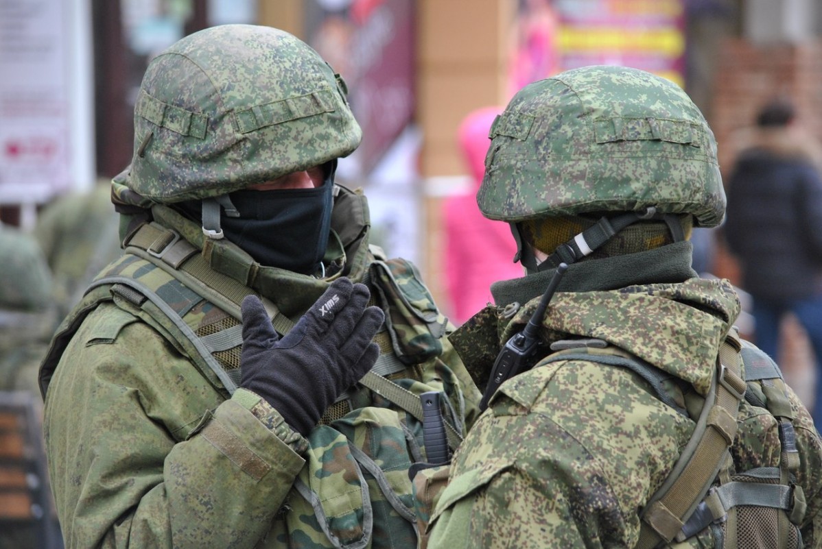 Вежливый солдат. Вежливые люди. Вежливые люди в Крыму 2014. Зеленые человечки армия. Вежливый военный.
